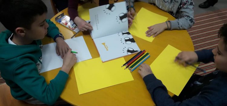 Στη βιβλιοθήκη κάθε μήνα έχουμε…θέμα Στη βιβλιοθήκη κάθε μήνα έχουμε…θέμα