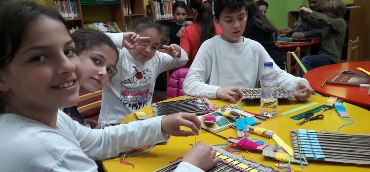 Στη βιβλιοθήκη κάθε μήνα έχουμε…θέμα. 1η συνάντηση: Το ράψιμο και το γ-ράψιμο. Πόσα κοινά έχουν; Στη βιβλιοθήκη κάθε μήνα έχουμε…θέμα. 1η συνάντηση: Το ράψιμο και το γ-ράψιμο. Πόσα κοινά έχουν;