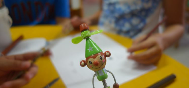 “Για φαντάσου… τα κείμενα και οι εικόνες, οι ήρωες και οι τίτλοι να ξέφευγαν από τα βιβλία!”