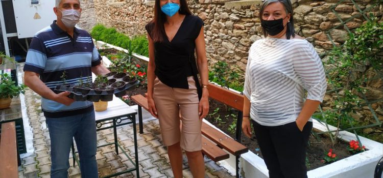 “Μας γέμισαν λουλούδια” “Μας γέμισαν λουλούδια”