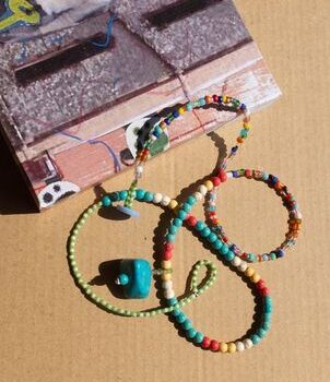 Εικαστικό εργαστήρι για ενήλικες στον υπαίθριο χώρο της Βιβλιοθήκης.